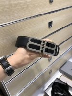 批 巴 .世家 Balenciga Fall-Winter 宽38Mm 黑色腰带采用复古美学设计意大利制造的小牛皮纹皮革，釆用会标双层间色2B造型 签名镀金金属
