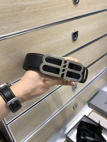 批 巴 .世家 Balenciga Fall-Winter 宽38Mm 黑色腰带采用复古美学设计意大利制造的小牛皮纹皮革，釆用会标双层间色2B造型 签名镀金金属