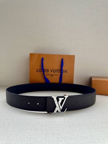 Lv 4.0宽 奢华款现代 Taurillon 皮革，饰以雅致大方的标志性 Lv 首字母。柔软结实的皮带，可搭配从礼服到休闲装各种服饰 双面taurillon