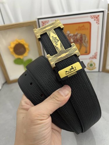 品名：爱马仕.HermèS 材质：原单牛皮腰带 百分百头层牛皮腰带保证真皮，24K纯钢扣，专柜原单品质、做工精细，时尚大牌，送人自用首选 包装： 请认准如图专柜