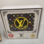 品名：Lv..路易..威登 材质：原单牛皮腰带 百分百头层牛皮腰带保证真皮，24K纯钢扣，专柜原单品质、做工精细，时尚大牌，送人自用首选 包装： 请认准如图专柜