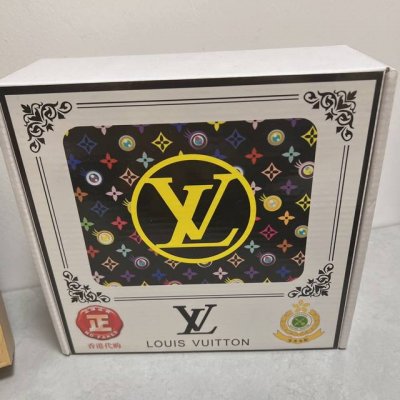 品名：Lv..路易..威登 材质：原单牛皮腰带 百分百头层牛皮腰带保证真皮，24K纯钢扣，专柜原单品质、做工精细，时尚大牌，送人自用首选 包装： 请认准如图专柜