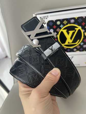 品名：Lv..路易..威登原单 材质：原单牛皮腰带 百分百头层牛皮腰带保证真皮钢扣，专柜原单品质、做工精细，时尚大牌，送人自用首选 包装： 请认准如图专柜包装赠 - 点击图像关闭