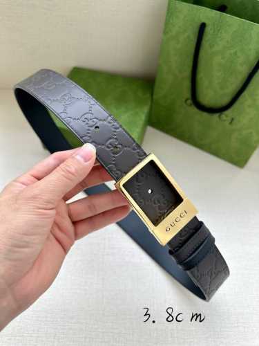 宽度3.8Cm Gucci 双面腰带，一侧为Gucci Signature皮革，反面一侧为单色皮革。配以长方形互扣式带扣。 黑色Gucci Signature皮