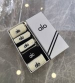 特 配包装 Alo 新款双针刺绣中长筒款堆堆袜袜子！一盒五双， 专柜同步筒款袜子，大牌出街，潮人必备超好搭