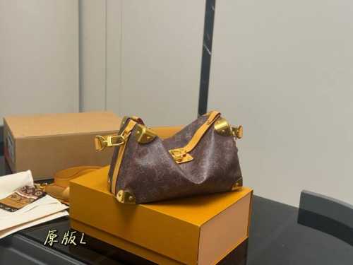 全套包装 Lv Soul Trunk East West 盒子包 磁扣开合方便取放主隔层物品，可拆卸皮革手柄和可拆卸并调节的肩带实现手拎、肩背和斜挎。 尺寸:3