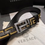 特 范思哲 宽4.0Cm 头层牛皮 新款 皮带，饰有雕刻Logo的Greca搭扣