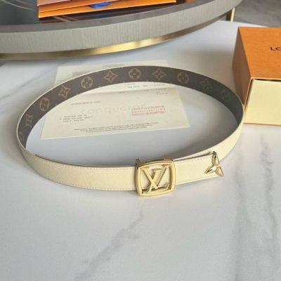 特 寬：30Mm 驢家秋季最新品 特別限定女士腰帶 寬度3Cm 雙面可用 最新定制面料，進口小牛皮底，搭配精緻小四方掛扣和三葉草包頭五金。