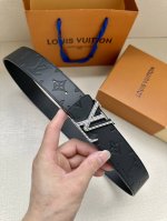 Lv 40毫米可逆带可以在两种方式。表带的一侧采用monogram Shadow皮革打造标志性外观，另一侧则采用素色皮革打造低调效果。银色漆包条纹的 。Lv扣为