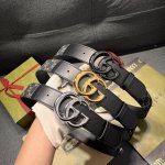 特 宽4.0Cm Gucci 每一季，品牌标识都会吐故纳新，于经典之中融入新意。在这款腰带上，经典Gg标识以亮眼之姿生动呈现，与双G造型配件相得益彰