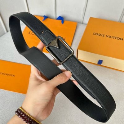特 寬度：35Mm Lv S-Lock系列 寬度3.5Cm 驢家法國原廠荔枝紋皮料 搭配独特的圆圈字母钢扣 雙面用