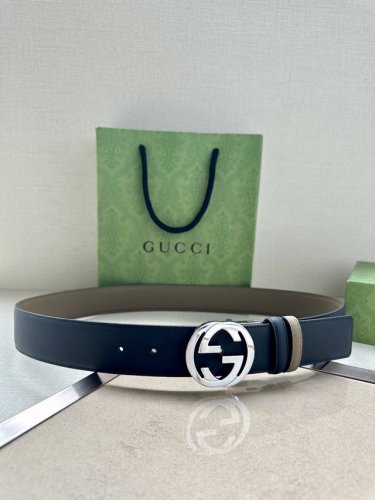 特 宽度4.0Cm Gucci系列，品牌标志性的双G原单钢扣标识经重新诠释后，以光彩夺目的金色调呈现在这款手掌纹腰带上。