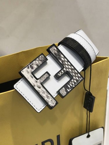 配送专柜包装 打孔针 特批新款 Fd 宽38 Mm 支持Nfc 芯片扫描，标志造型皮带，原版亮面间色 鳄鱼F铆钉扣，进口原版小牛皮制成，皮质柔软，镀金表面金属制