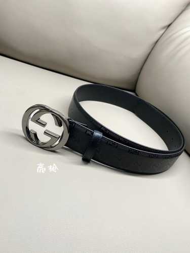 古驰.Gucci 全套包装 4.0Cm Gg 2024新款Supreme帆布是品牌的一款代表性面料，其灵感源自30年代的典藏设计。互扣式双G以钯金色调配件亮眼呈