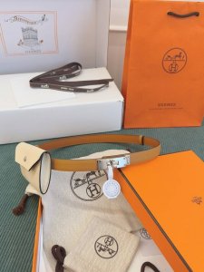 特P200 《Hermes凯利》Kelly Pocket 18腰带法国原厂Epsom饼干色/奶油白，A级钢扣 品质毋庸置疑 没有更好 只有最好