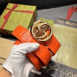 古奇 宽4.0Cm 新款 原单 每一季，品牌标识都会吐故纳新，于经典之中融入新意。在这款绗缝皮革腰带上，经典Gg标识以亮眼之姿生动呈现，与双G造型配件相得益彰。