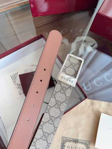 饰长方形搭扣双面腰带 标志性Gg图案继续为牛皮革配饰增色添彩，以现代风范演绎昔日经典，在这款黑色Gg粒面牛皮革腰带之上，字母图案以魅力之姿瞩目亮相，与饰有品牌刻