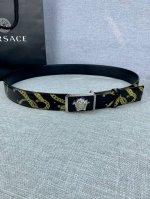 宽度4.0Cm Versace 范思哲 此款palazzo腰带采用牛皮革面料制作 并饰有Le pop Classique图案印花和标志性的美杜莎五金配件