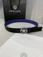 宽度4.0Cm Versace 范思哲 此款荔枝纹牛皮 此款平面腰带配有醒目的美杜莎头像搭扣 可为任何造型增添几分立体雅致效果