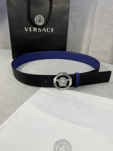宽度4.0Cm Versace 范思哲 此款荔枝纹牛皮 此款平面腰带配有醒目的美杜莎头像搭扣 可为任何造型增添几分立体雅致效果