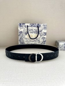 宽度3.5Cm Dior 这款腰带巧妙融合优雅与时尚，彰显 Dior 的精湛工艺。采用头层牛皮精心制作，饰以 Kumo 藤格纹，以全新方式呈现经典图案。腰带长度