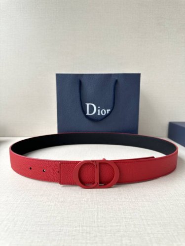 宽度3.5Cm Dior 这款腰带扣采用中国红 哑光涂漆饰面不锈钢精心制作，展示Cd Icon 标志。可与各式35毫米腰带搭配，提升格调，打造优雅精致的造型。
