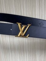 4.0宽，当季新款，双面牛皮，一面平纹压花，一面平纹底，搭配精品古金扣头，时尚，美观大方。