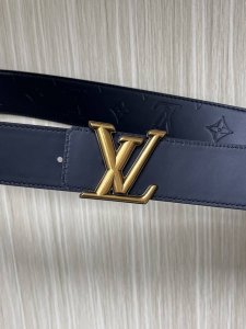4.0宽，当季新款，双面牛皮，一面平纹压花，一面平纹底，搭配精品古金扣头，时尚，美观大方。