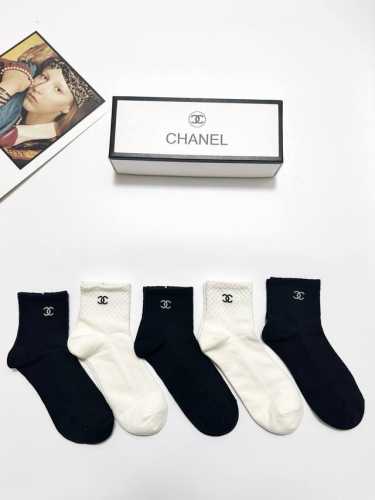 配包装 一盒5 双 Chanel 香奈儿 经典字母Logo 纯棉短筒袜 ，Ins超火爆短袜，纯棉面料，潮人必备 ，经典配色 个性时尚百搭款，你值得拥有哦