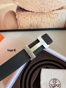 特 原单品质 随手实拍任何细节经得起检验，从材质到车线到油边到五金工艺，堪称完美，只有高品质才经得起如此随意无美颜无滤镜的真实展现，38mm的宽度适合儒雅绅士的