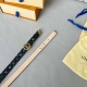 原版包裝 驢家女士腰帶 寬度2Cm 全新風格定制帆布襯托細膩的進口磨砂小牛皮 皮帶末端有金色金屬花卉點綴 花卉正面視有Logo鋼印標識 搭配新款字母搭扣 經典百