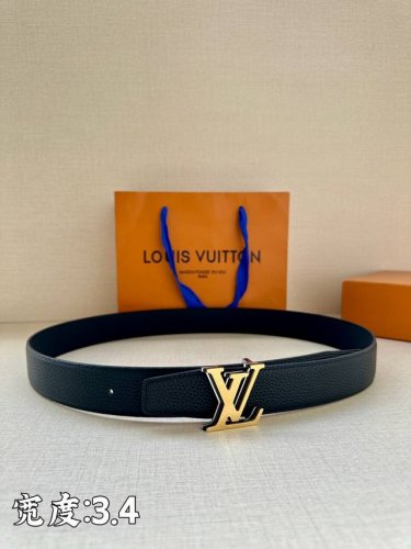 Lv Heritage 双面腰带3.4宽 选取粒面皮革和纳帕皮革 新款3层lv 搭扣。微弧形边缘和摩登形状末端见证细致匠心，为考究人士带来赠礼佳选