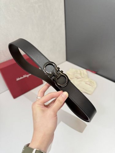 菲拉～格慕 Salvatore 、Ferragamo 是一家意大利奢侈品牌，以其高品质的皮革制品、鞋履和配饰而闻名。菲拉格慕的腰带是其经典产品之一，通常采用优质
