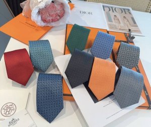 特 领带新款出货啦爱马仕男士新款领带系列，让男士可以充分展示自己个性。100%顶级斜纹真丝手工定制