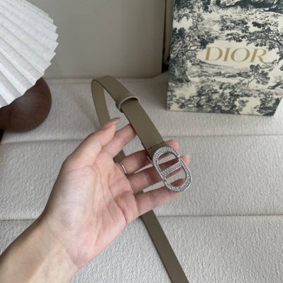 特 这款Dior带身采用光滑牛皮精心制作，饰以经典的金属Cd扣，密镶以小钻。款式突显腰部曲线，彰显优雅气质，可与牛仔裤、半身裙或连衣裙搭配。