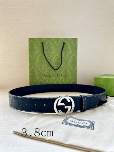 宽度3.8 Cm 搭配原版皮带扣 、腰带以采用热压印技术的gucci Signature皮革精制而成，触感厚实，印花图案清晰分明。反射gucci Signatu