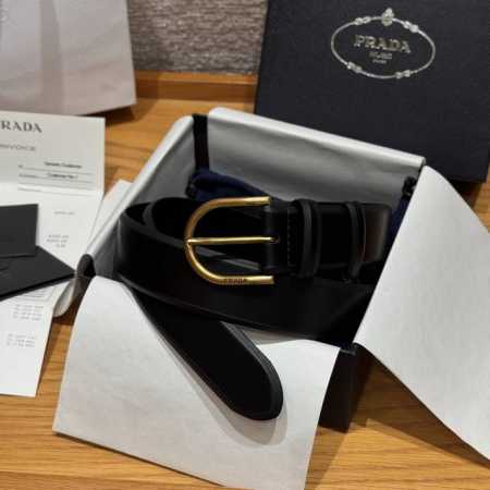 普家新款牛皮革腰带 这款腰带采用经典线条和精致细节设计，搭配复古风椭圆形金属搭扣，雕刻徽标搭扣，搭配正装或西装裤都可以. 宽度：3.3厘米 - 点击图像关闭