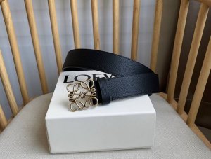 loewe 罗意威 专柜最新同款腰带 选用光滑牛皮革腰带 配有Loewe Anagram针扣五孔调节 卓越的工艺 个性的造型 精美的材质 宽:4.0