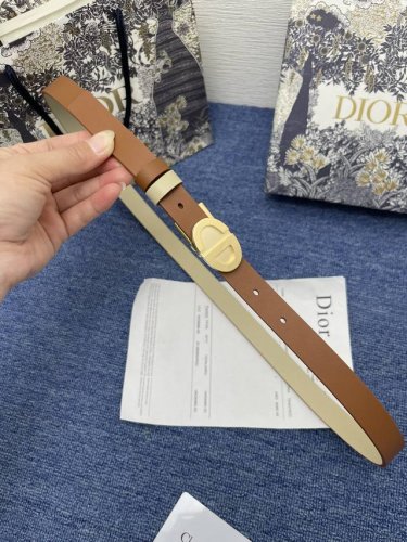 特 这款 2.0Cm。Montaigne 腰带从同名手袋汲取灵感，可翻面使用，以双面设计重新诠释经典。采用光滑牛皮革精心制作，一面为胭脂粉色，另一面为黑色，搭配