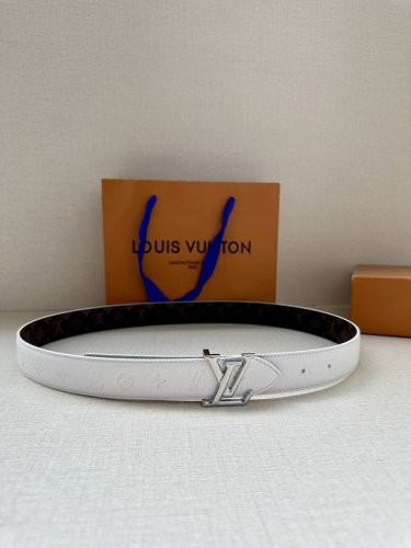 3.0宽 Lv Flowergram 双面腰带选用 Monogram 帆布和 Monogram 压纹皮革演绎两式风尚，以宛若珠宝的柔美搭扣致意 Monogram