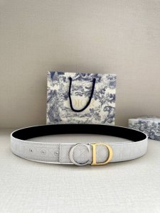 特 宽度3.5Cm 这款 35 毫米双面腰带结合典雅气质与摩登风范。一面采用白色Kumo 藤格纹皮革，重新演绎经典图案，另一面采用同色调光滑牛皮革，彰显 Dio