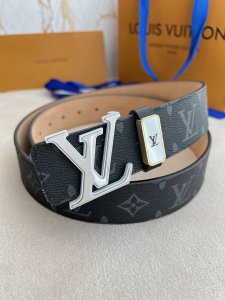 品名： Lv..路易..威登腰带皮带原单 型号：挂扣，原版经典纯钢材质双色挂扣，图片实物拍摄 材料：头层牛皮，挂扣系列，纯钢材质扣头，钯镀电镀工艺永不掉色。原版