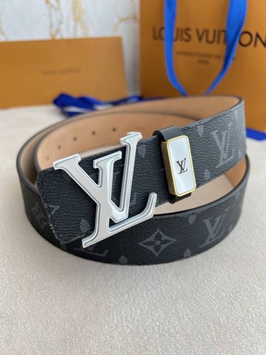 品名： Lv..路易..威登腰带皮带原单 型号：挂扣，原版经典纯钢材质双色挂扣，图片实物拍摄 材料：头层牛皮，挂扣系列，纯钢材质扣头，钯镀电镀工艺永不掉色。原版
