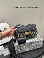 礼盒包装 升级品质 Dior 迪奥 Streetchic 斜挎包 一背就爱上，经典Oblique 老花＋做旧金属牌，复古又时髦，配可调节刺绣宽肩带，背法灵活还显