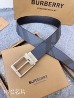 特 《Burberry》博柏利 原厂皮料，格纹/黑色牛皮 皮带质感十足，手感柔软。时尚个性，经典百搭，可自行选择搭配~ 品质毋庸置疑 没