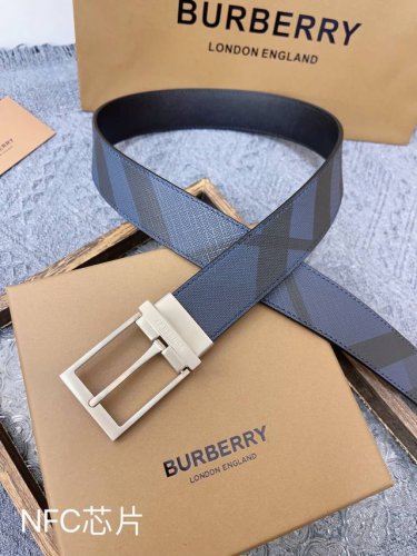 特 《Burberry》博柏利 原厂皮料，格纹/黑色牛皮 皮带质感十足，手感柔软。时尚个性，经典百搭，可自行选择搭配~ 品质毋庸置疑 没
