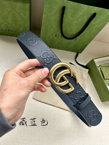 特P180 Gucci 宽度4.0Cm 这款单品将品牌的过去与未来贯通在一起，以现代风格的全新设计诠释了经典设计元素。Guccio Gucci字母交织图案巧妙融