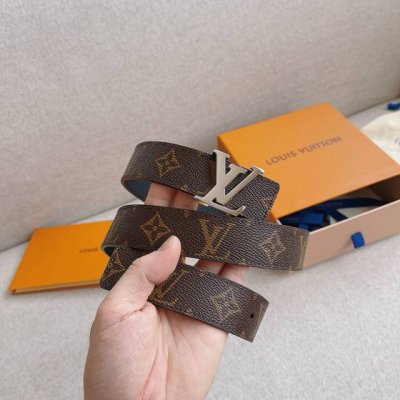 Lv 30Mm女士系列 经典双面设计，以一当二。 标志性的 Lv 带扣即可与 Monogram 结合，营造出更多休闲意味，亦可与彩色皮革搭配，使整体颜色更加抢眼
