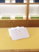 Prada 普拉达 官网同步 高版本 手拿包 全球轰抢单品 原单布料制作 质感超好 日常出门经典百搭 一眼万年的款 非市面普通货 贸易公司订单货 配全套包装礼品