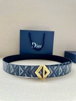 特 宽度4.0Cm 这款腰带扣采用全新的 Cd Diamond 标志造型，以不锈钢打造。可与各式 40 毫米腰带搭配，打造个性造型。